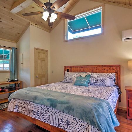 Cozy Riverfront Cabin With Private Deck And Hot Tub! Bryson City Extérieur photo