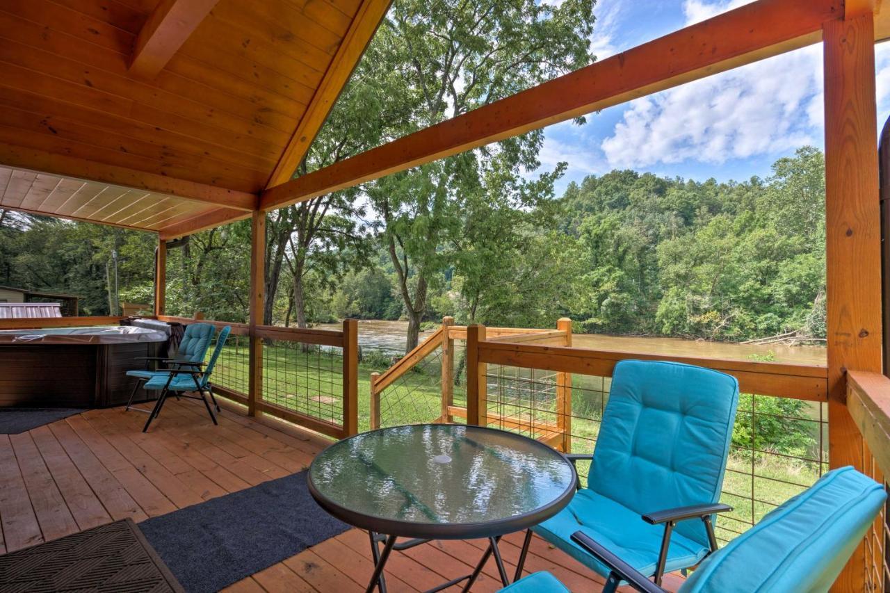 Cozy Riverfront Cabin With Private Deck And Hot Tub! Bryson City Extérieur photo