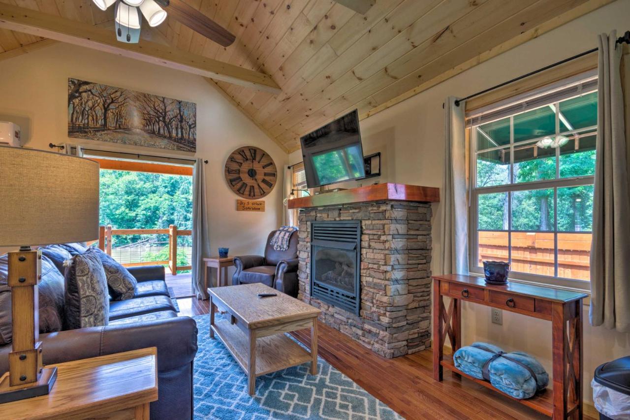 Cozy Riverfront Cabin With Private Deck And Hot Tub! Bryson City Extérieur photo
