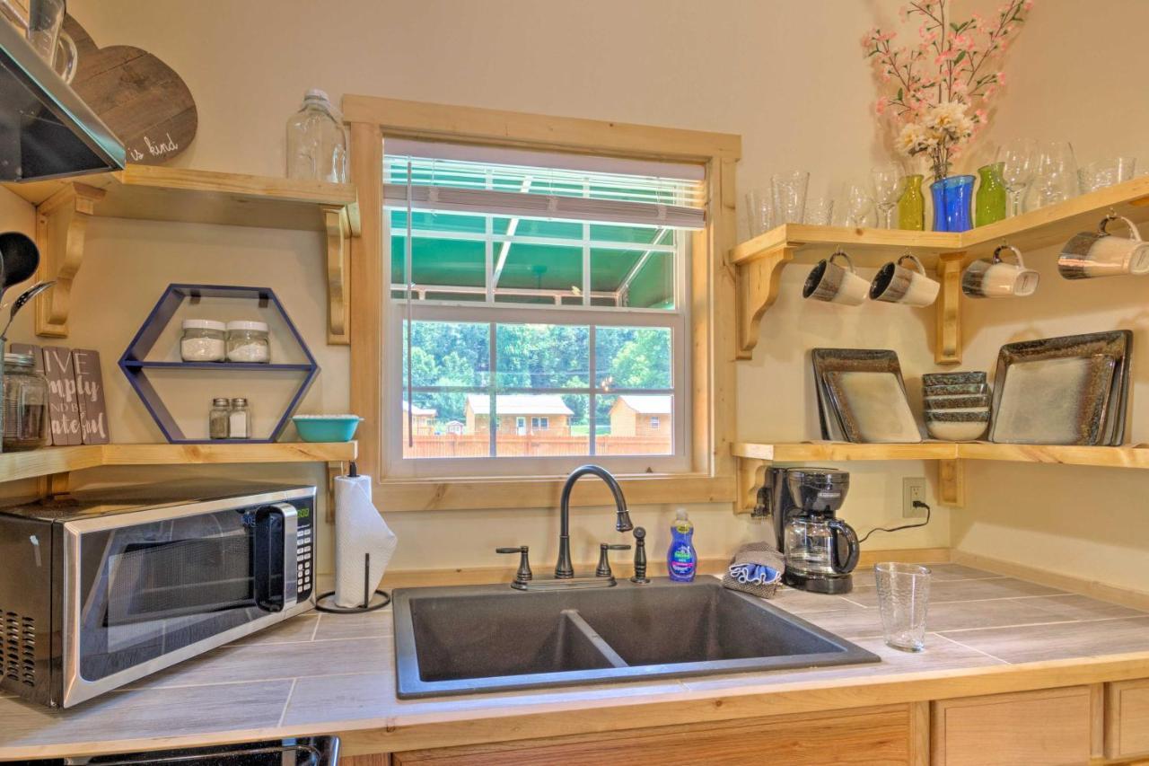 Cozy Riverfront Cabin With Private Deck And Hot Tub! Bryson City Extérieur photo