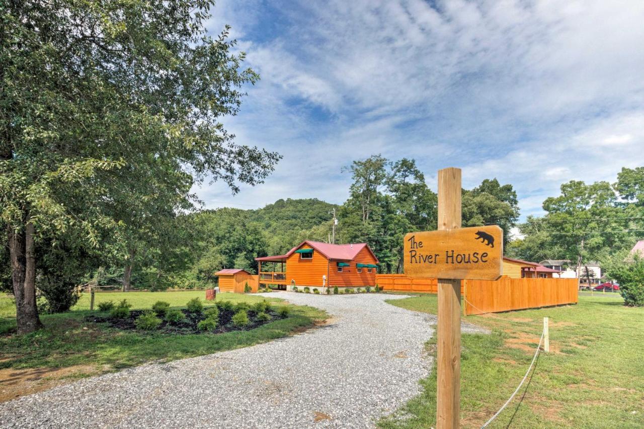 Cozy Riverfront Cabin With Private Deck And Hot Tub! Bryson City Extérieur photo