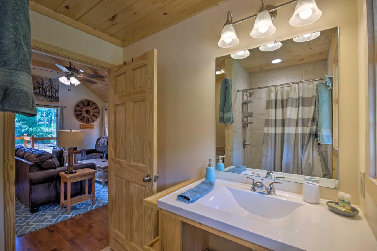 Cozy Riverfront Cabin With Private Deck And Hot Tub! Bryson City Extérieur photo