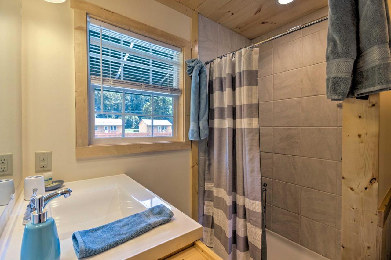 Cozy Riverfront Cabin With Private Deck And Hot Tub! Bryson City Extérieur photo