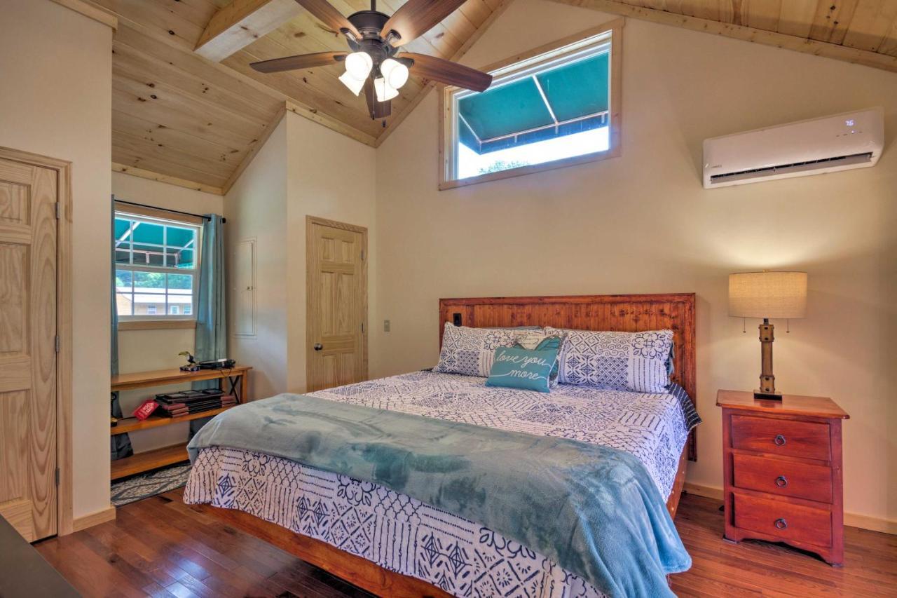 Cozy Riverfront Cabin With Private Deck And Hot Tub! Bryson City Extérieur photo