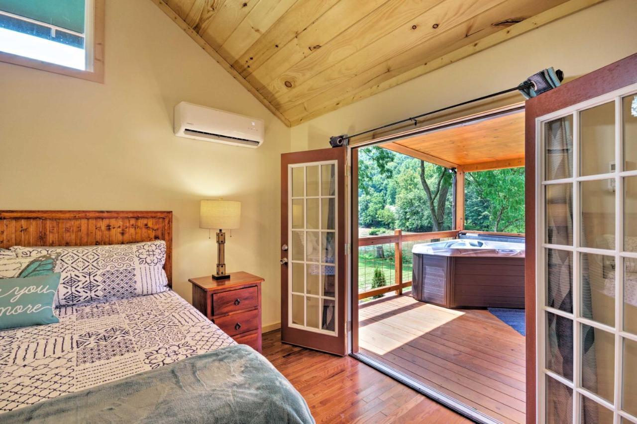 Cozy Riverfront Cabin With Private Deck And Hot Tub! Bryson City Extérieur photo