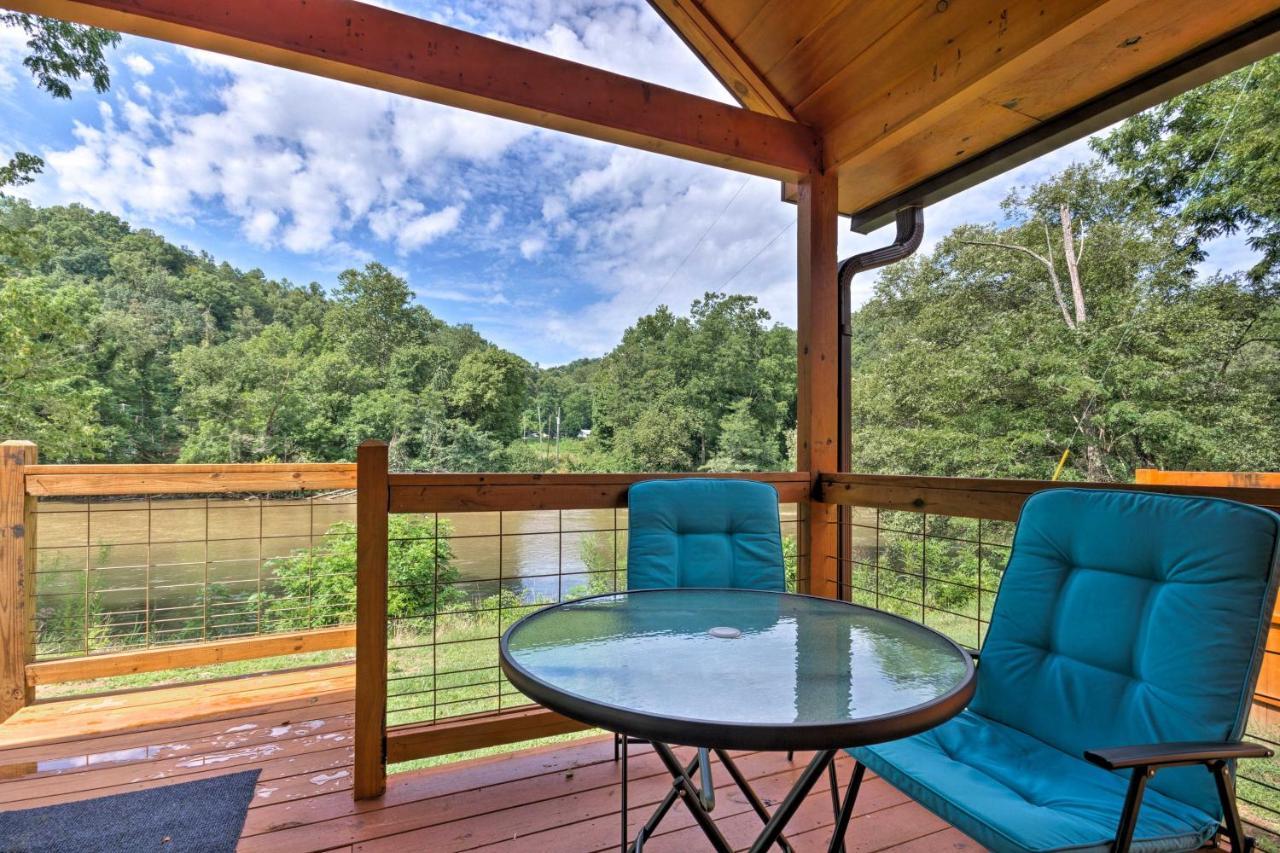 Cozy Riverfront Cabin With Private Deck And Hot Tub! Bryson City Extérieur photo
