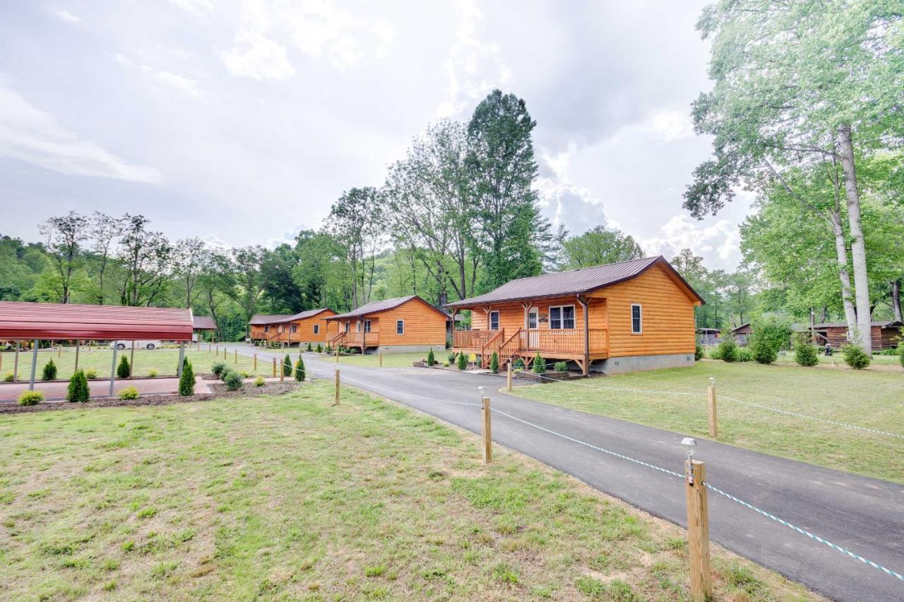 Cozy Riverfront Cabin With Private Deck And Hot Tub! Bryson City Extérieur photo