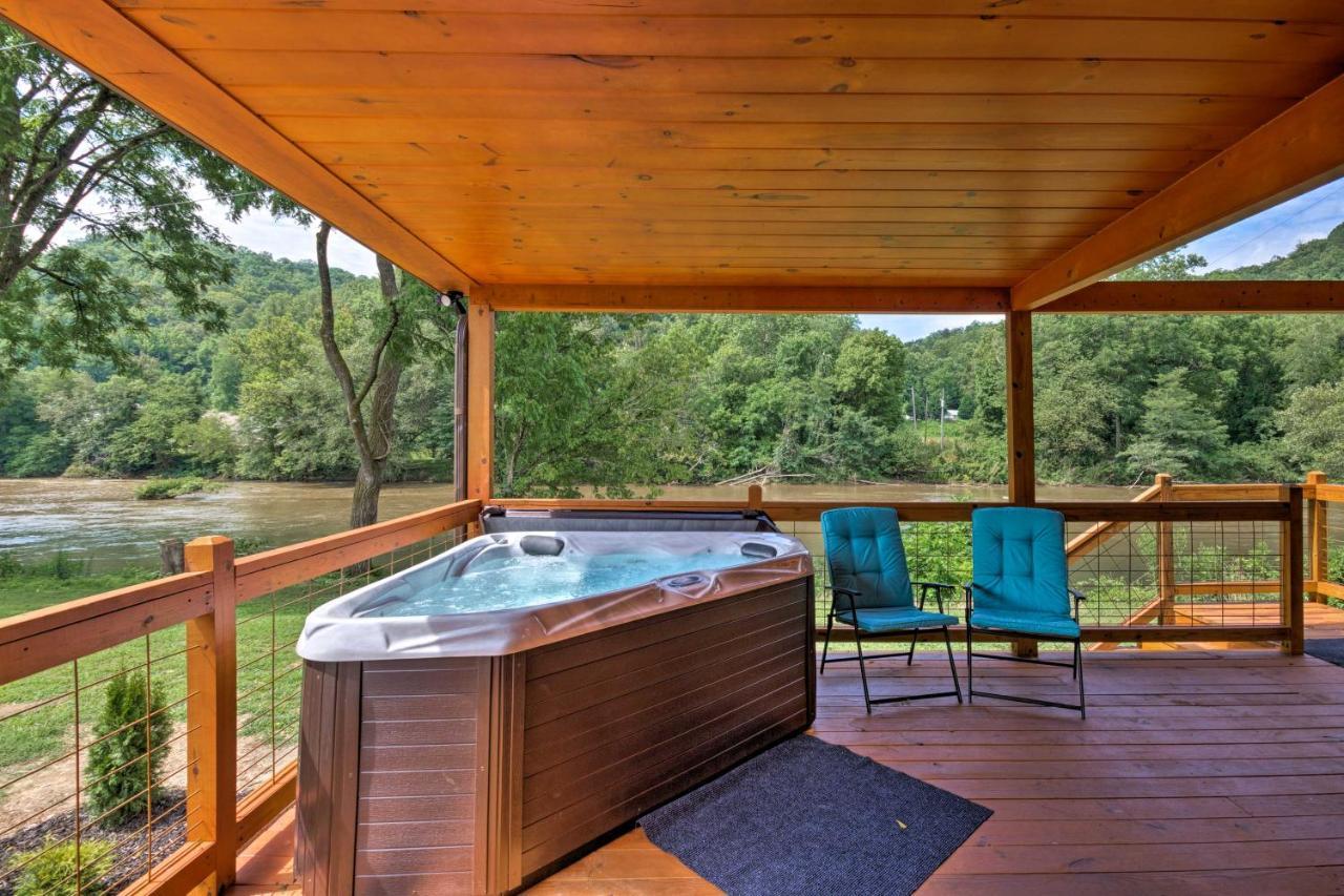 Cozy Riverfront Cabin With Private Deck And Hot Tub! Bryson City Extérieur photo