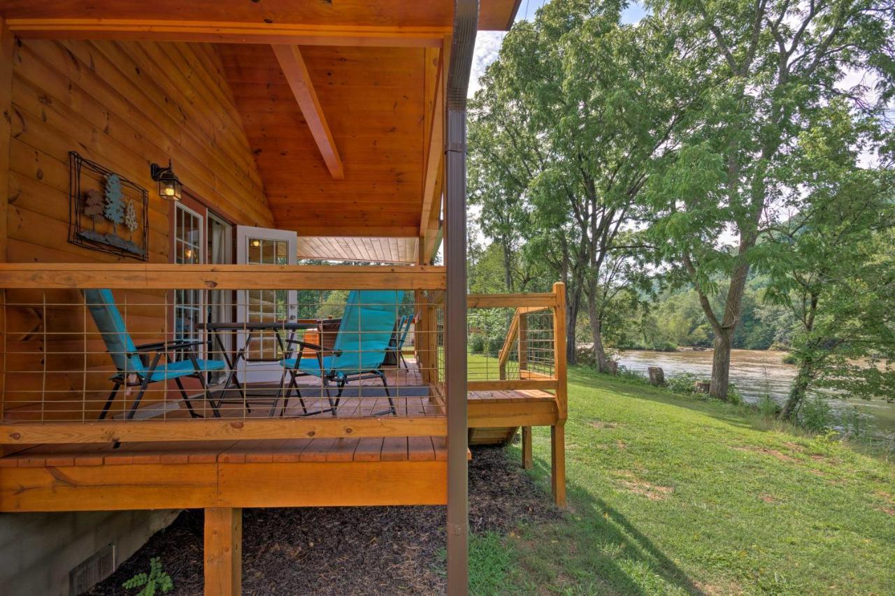 Cozy Riverfront Cabin With Private Deck And Hot Tub! Bryson City Extérieur photo