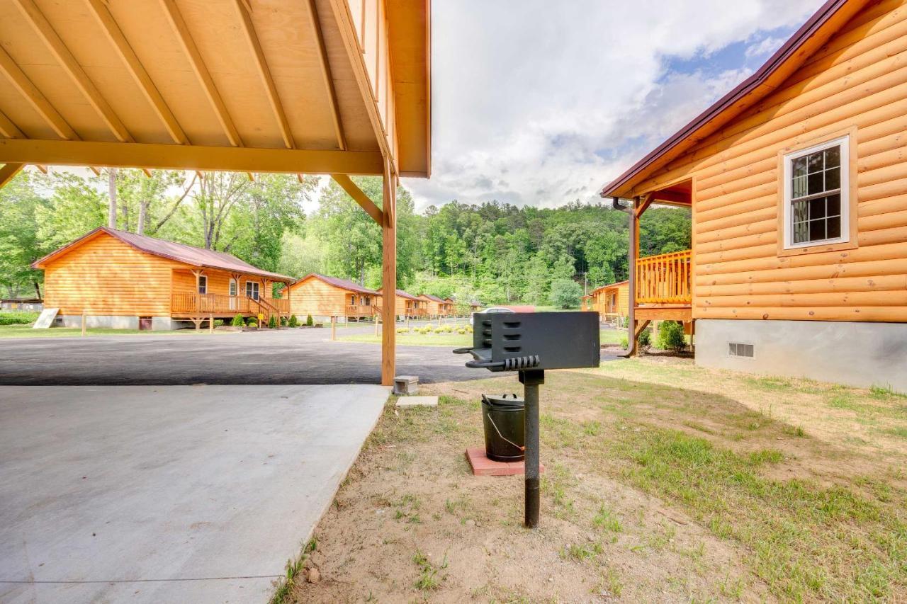 Cozy Riverfront Cabin With Private Deck And Hot Tub! Bryson City Extérieur photo