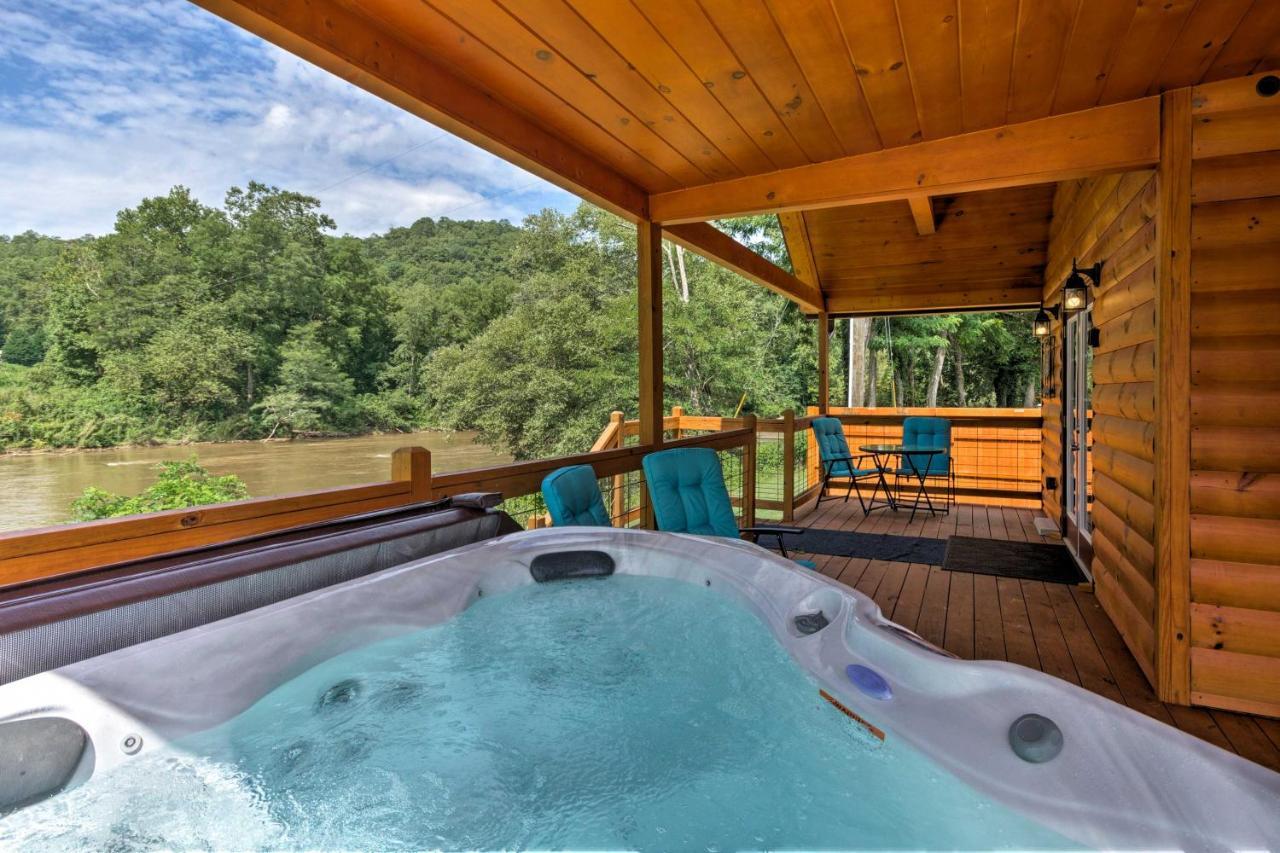Cozy Riverfront Cabin With Private Deck And Hot Tub! Bryson City Extérieur photo